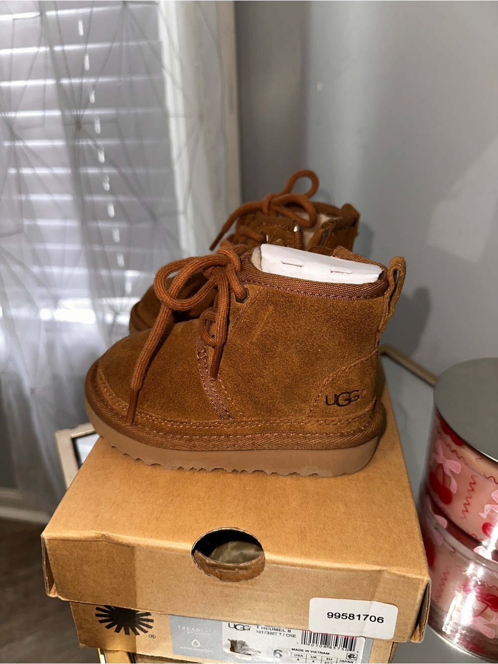 UGGS - Picture 3 of 5